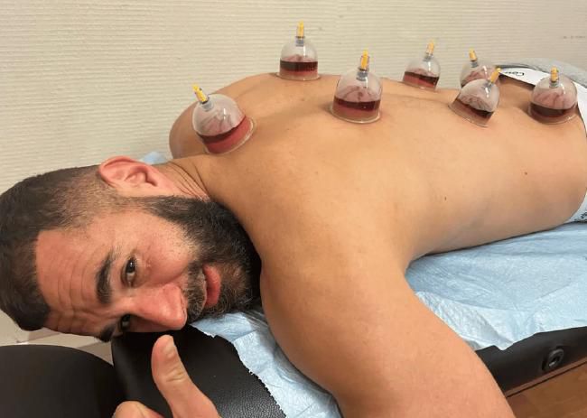烈日当头,女星王李丹妮爆乳性感亮相腋下露拔罐印,经常电动小风扇不离手,还不时自摸胸部,防止低胸装 王李丹妮身穿深V绿裙展笑容 露性感双胸玩自拍 2013-10-23 10月22日晚,上海时装周2014春夏隆重举办。